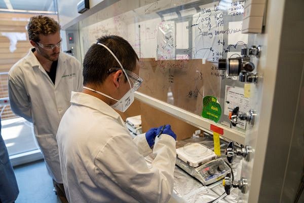 students in the Boettcher lab