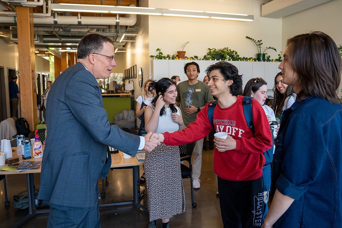 Scholz meeting students at the ASUO office