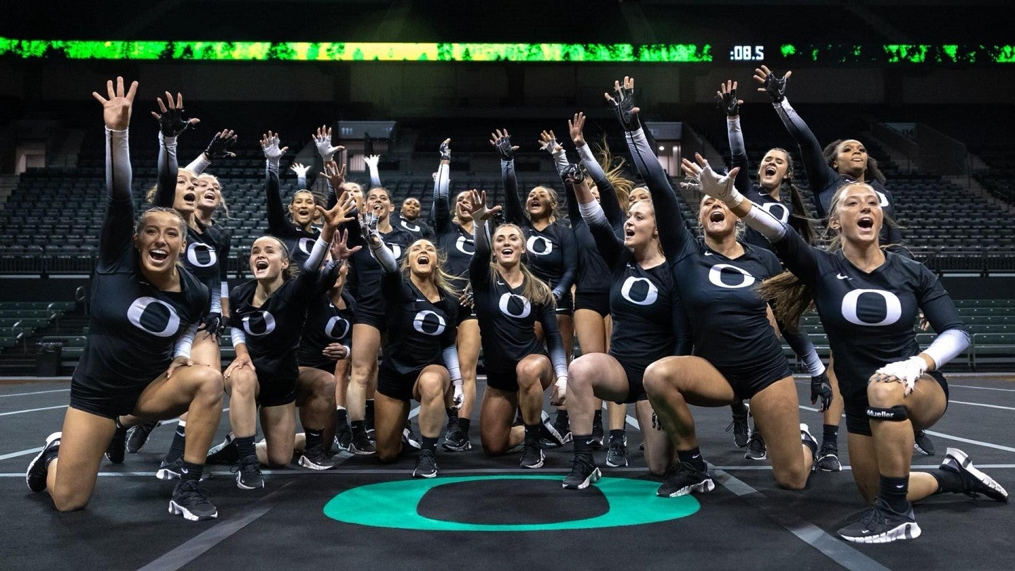 Team photo of UO acrobatics and tumbling