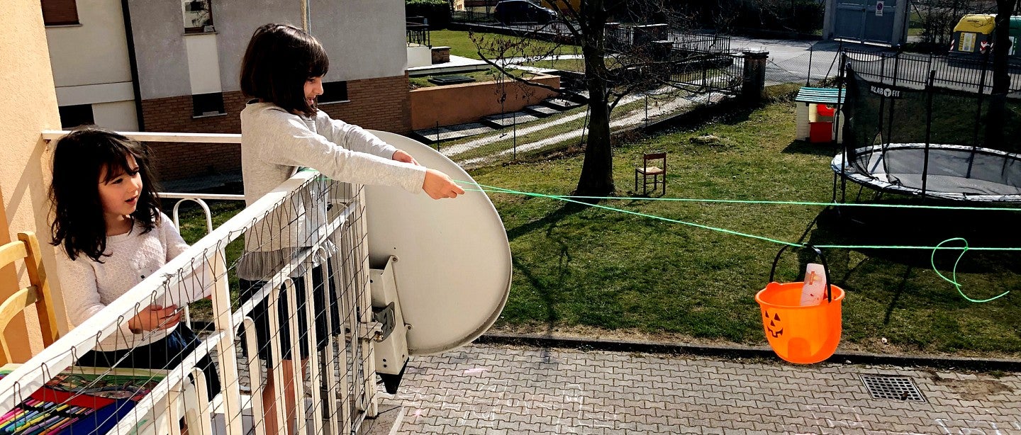 Graboyes’ daughters use a pulley system to share toys and notes with the girls next door