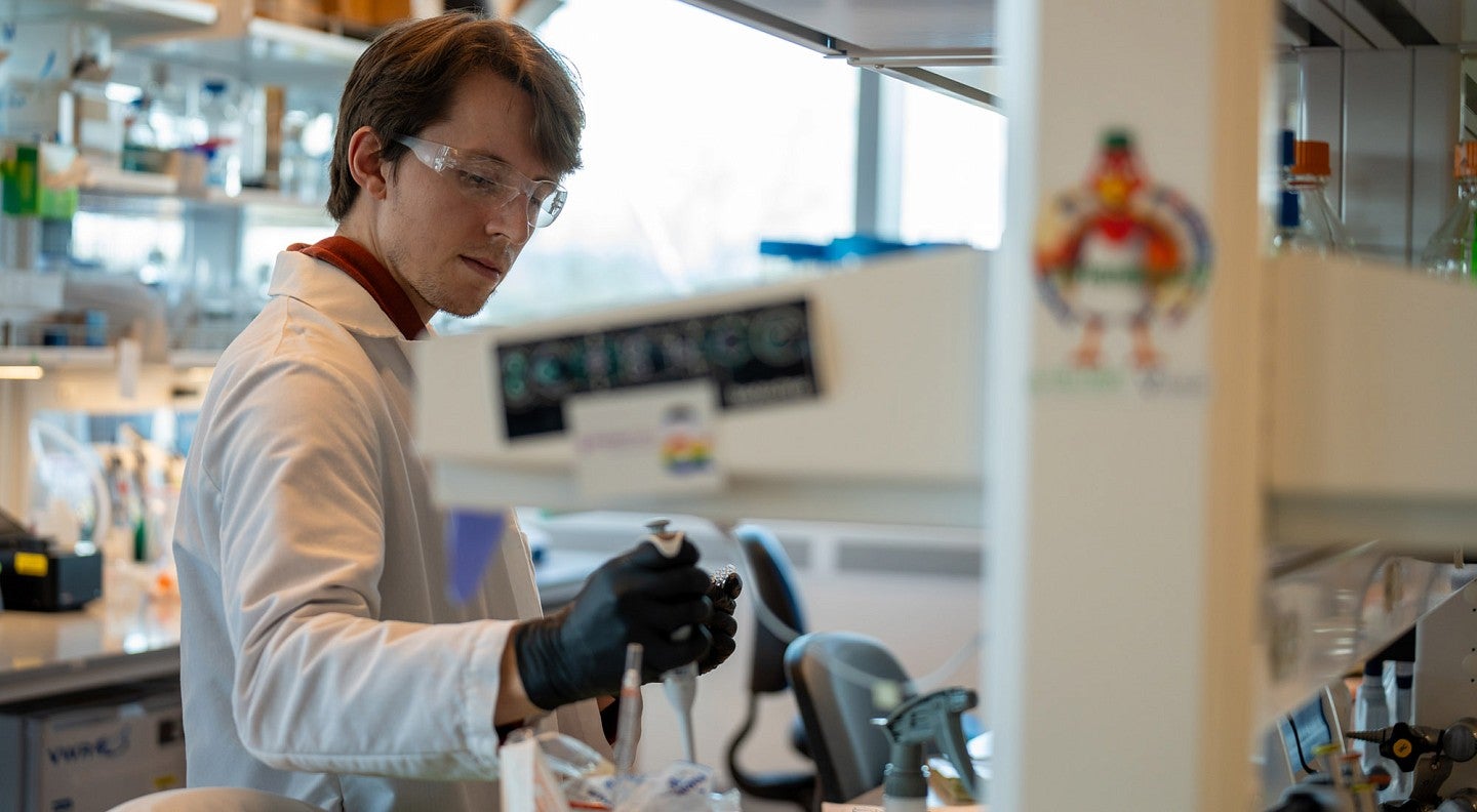UO graduate student Justin Svendsen working in lab in the Knight Campus