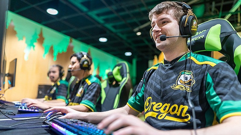 UO students participating in competitive gaming
