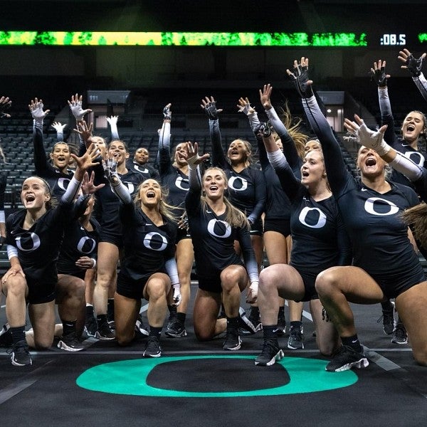 Team photo of UO acrobatics and tumbling